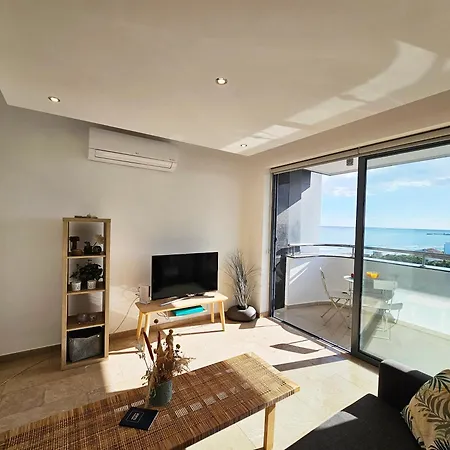 Dios Ponte Finikoudes Beachfront Дом отдыха *
