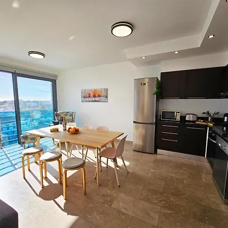 Дом отдыха Dios Ponte Finikoudes Beachfront *