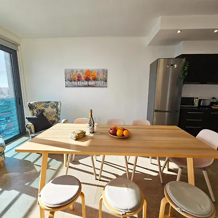 Dios Ponte Finikoudes Beachfront * ラルナカ
