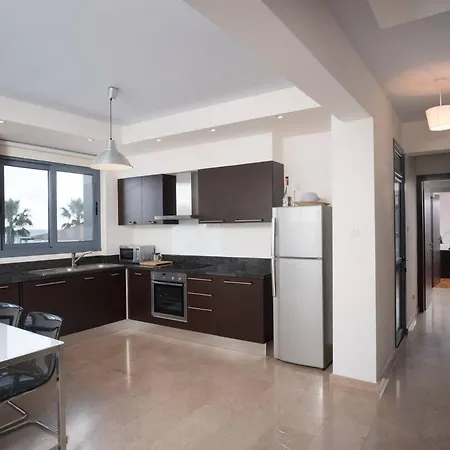 Дом отдыха Dios Ponte Finikoudes Beachfront Ларнака