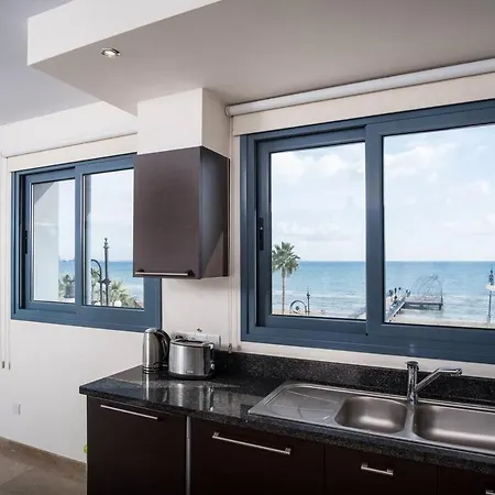 Dios Ponte Finikoudes Beachfront Дом отдыха Ларнака