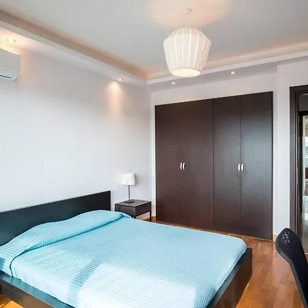 בית נופש Dios Ponte Finikoudes Beachfront *