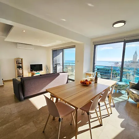 Dios Ponte Finikoudes Beachfront