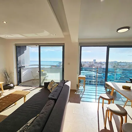 Dios Ponte Finikoudes Beachfront بيت للعطل *