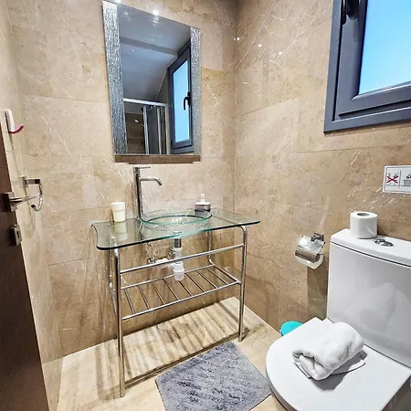 Dios Ponte Finikoudes Beachfront Case de vacanță