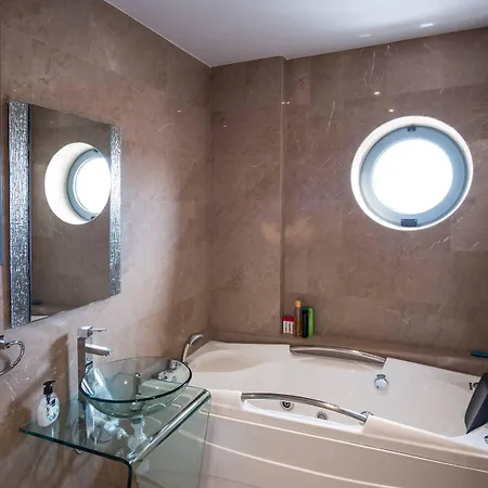 Dom wakacyjny Dios Ponte Finikoudes Beachfront Larnaca