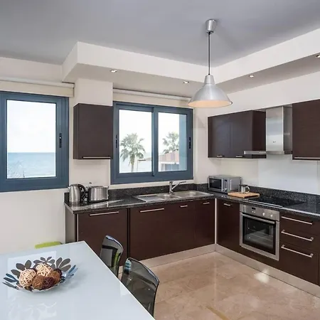 Dios Ponte Finikoudes Beachfront Case de vacanță *