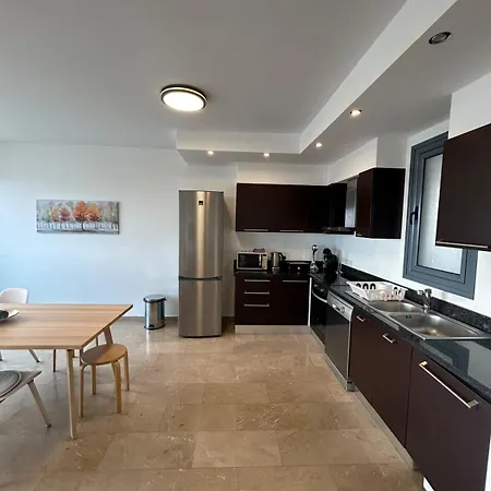 Дом отдыха Dios Ponte Finikoudes Beachfront Ларнака