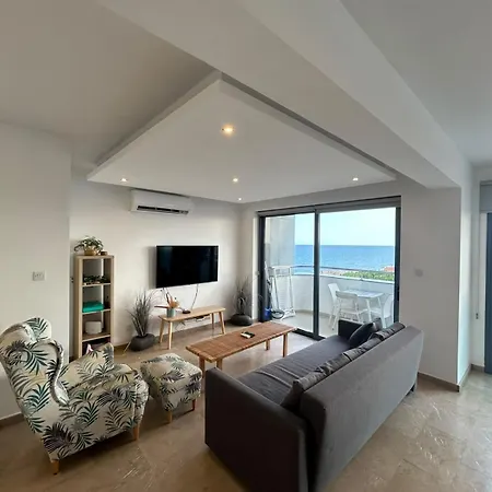 Дом отдыха Dios Ponte Finikoudes Beachfront Ларнака