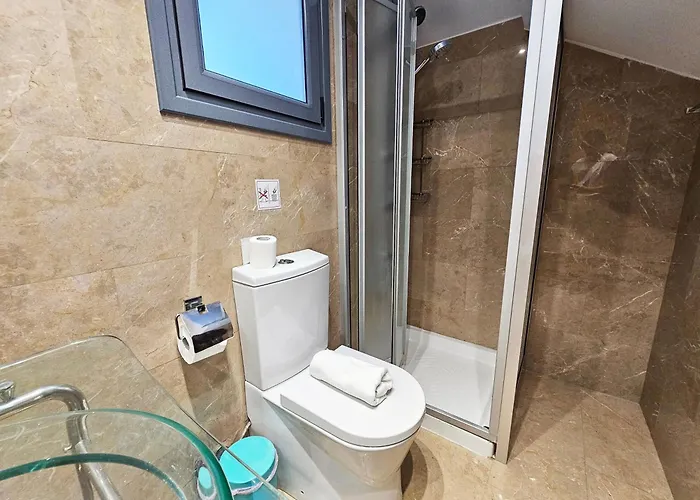 Dios Ponte Finikoudes Beachfront Feriehus *