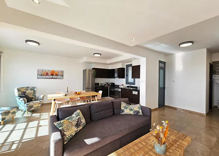 Dios Ponte Finikoudes Beachfront Larnaca