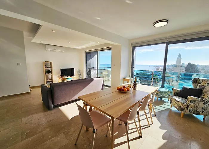 Dios Ponte Finikoudes Beachfront