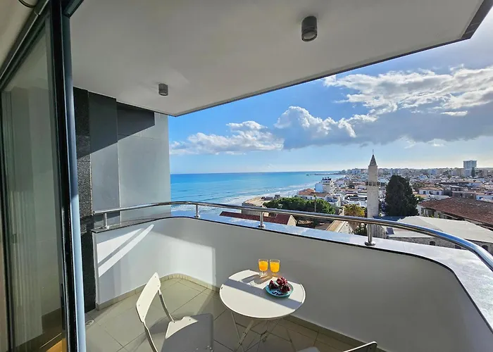 Prázdninový dům Dios Ponte Finikoudes Beachfront Larnaca