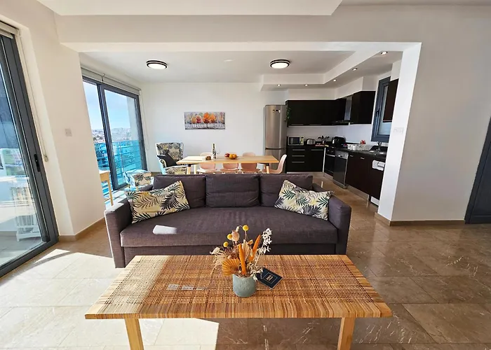 Dios Ponte Finikoudes Beachfront Larnaca