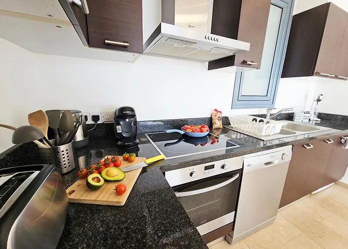 Prázdninový dům Dios Ponte Finikoudes Beachfront Larnaca