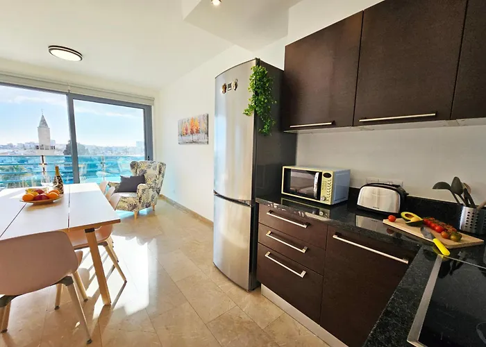 Prázdninový dům Dios Ponte Finikoudes Beachfront Larnaca