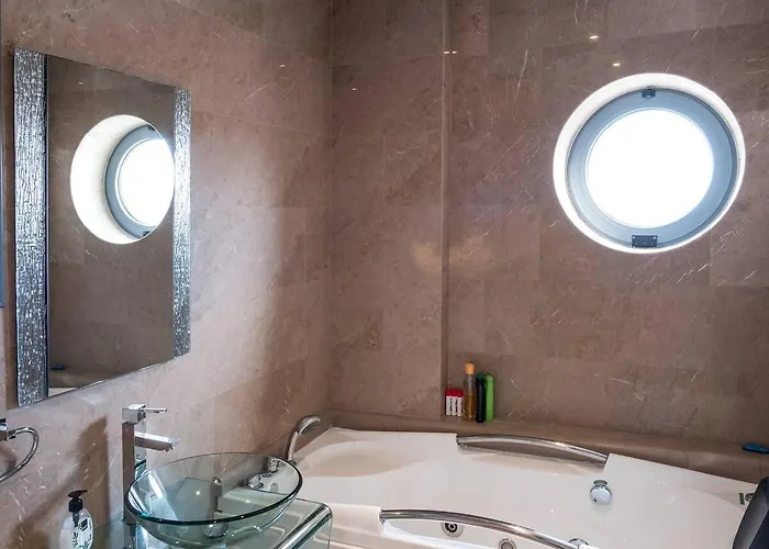 Feriehus Dios Ponte Finikoudes Beachfront Larnaca