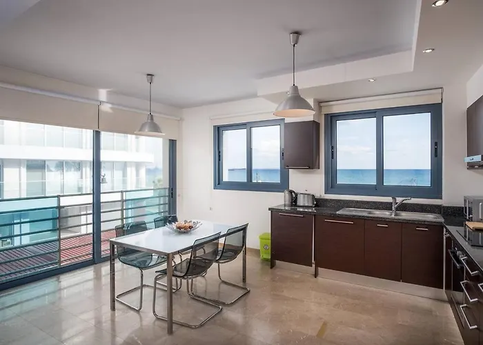 Prázdninový dům Dios Ponte Finikoudes Beachfront Larnaca