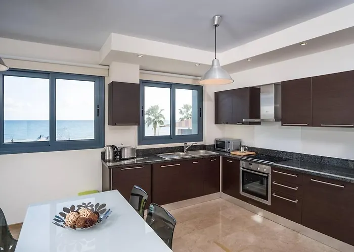 Dios Ponte Finikoudes Beachfront Feriehus *