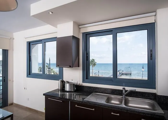 Dios Ponte Finikoudes Beachfront Larnaca