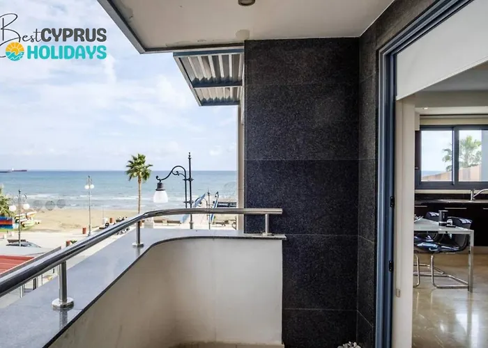 Prázdninový dům Dios Ponte Finikoudes Beachfront *