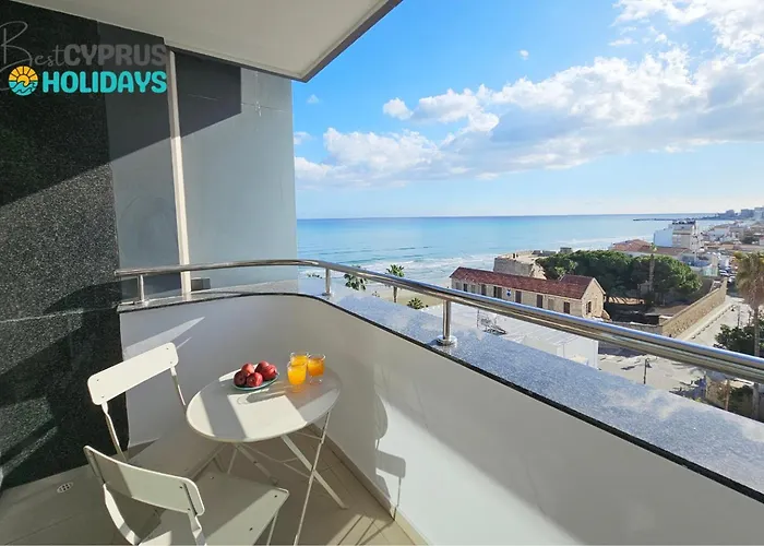 Dios Ponte Finikoudes Beachfront *